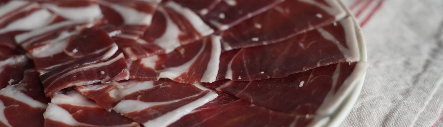 Loncheado de jamón ibérico en un plato Loncheado de jamón ibérico en un plato