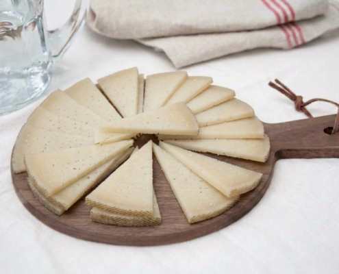 Queso de oveja viejo cuña 1/8 cortada