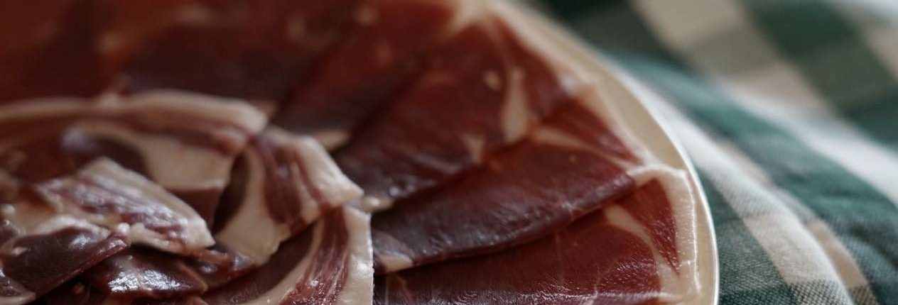 Loncheado de jamón ibérico en un plato Loncheado de jamón ibérico en un plato